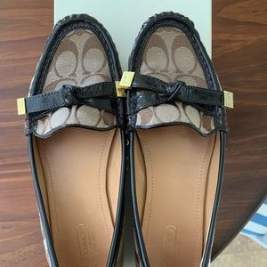 Women’s Coach size 9 khaki/chestnut signature C/patent leather loafer